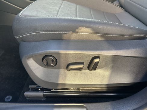 Certified 2024 Volkswagen Taos SE w/ Black Wheel Plus Package image 21