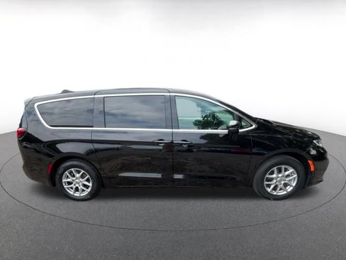 Used 2024 Chrysler Pacifica Touring-L FWD image 16