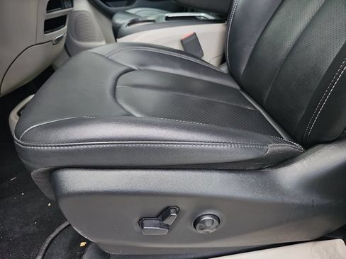 Used 2024 Chrysler Pacifica Touring-L FWD image 27
