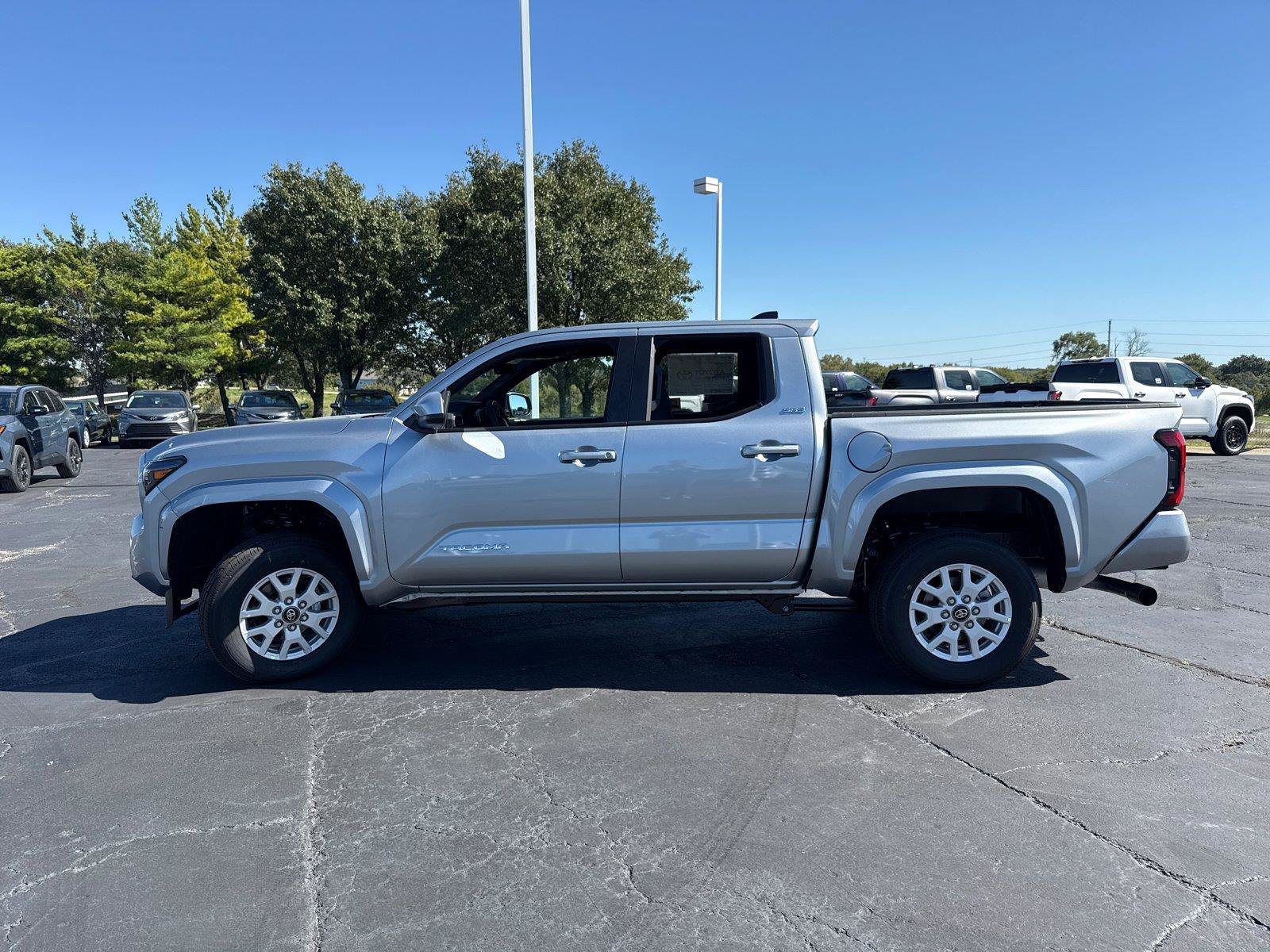 Used 2026 Toyota Tacoma SR5 AWD/4WD image 5