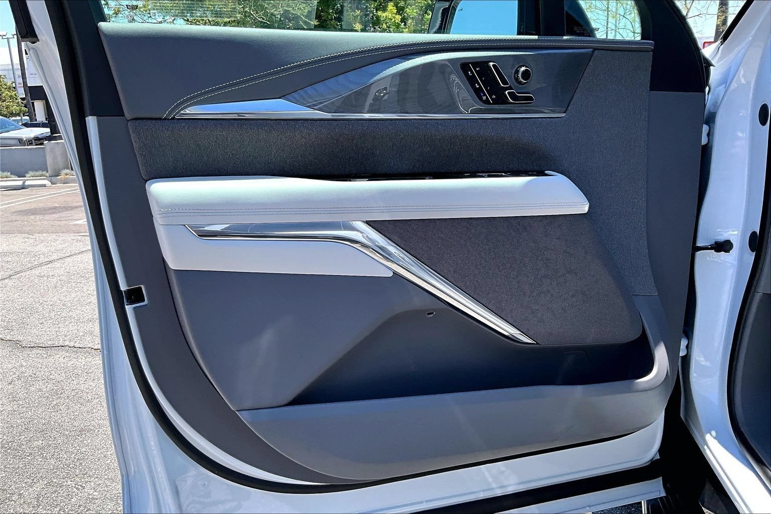 Used 2026 Cadillac Escalade IQL Luxury w/ LPO, Floor Liner Package AWD/4WD image 11