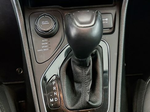 Used 2021 Jeep Cherokee Limited image 24