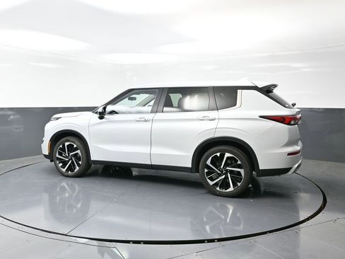 Used 2024 Mitsubishi Outlander SE image 11