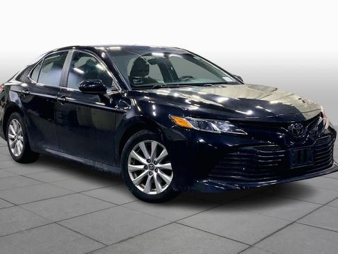 Used 2019 Toyota Camry LE image 2