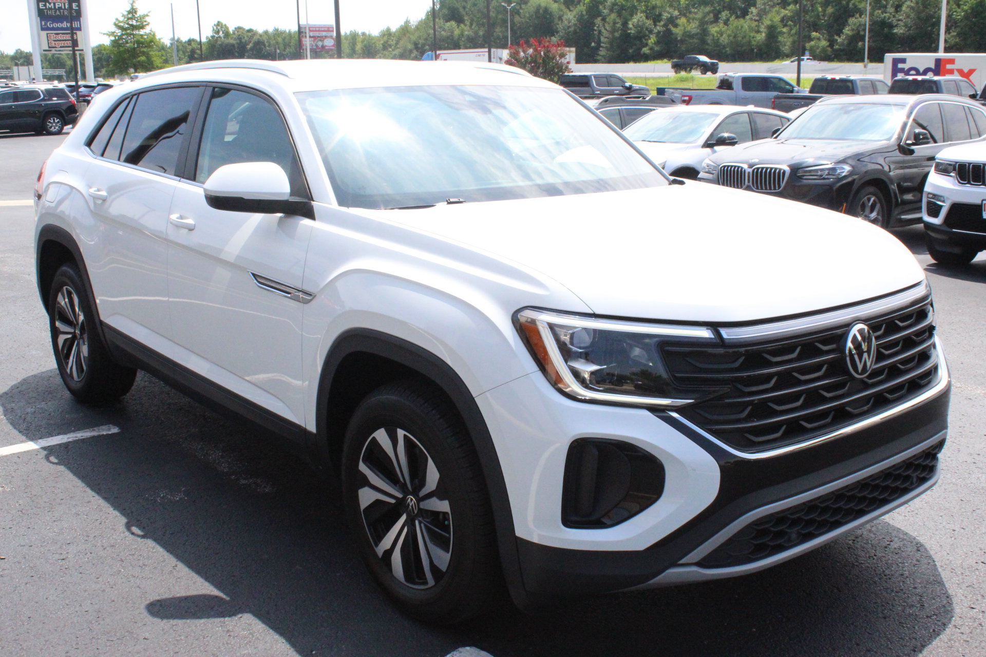 Used 2024 Volkswagen Atlas Cross Sport SE FWD image 4