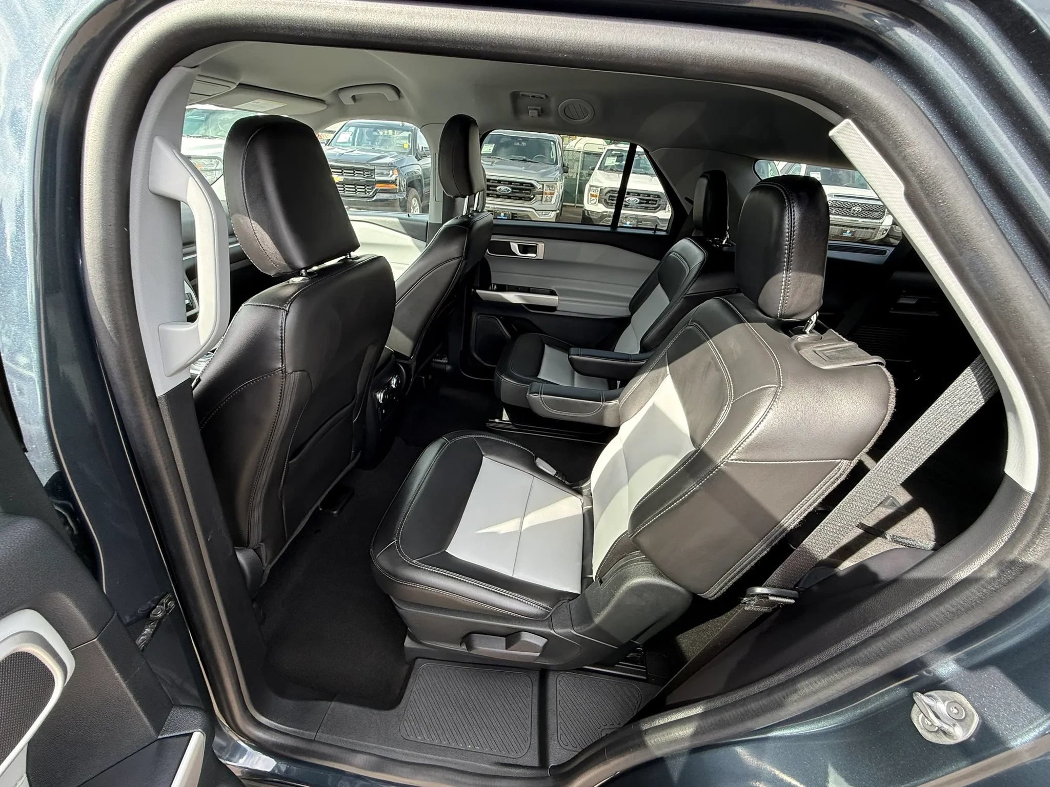 Used 2022 Ford Explorer XLT w/ Equipment Group 202A AWD/4WD image 17