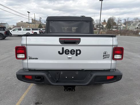 Used 2023 Jeep Gladiator Willys image 4