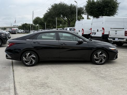 Used 2025 Hyundai Elantra SEL FWD image 3