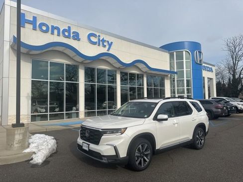 New 2025 Honda Pilot Touring image 2
