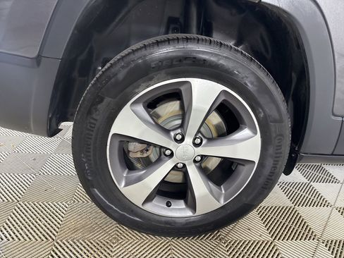 Used 2022 Jeep Cherokee Limited image 32