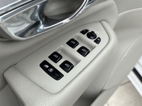 Used 2017 Volvo XC90 T5 Momentum w/ Vision Package image 11