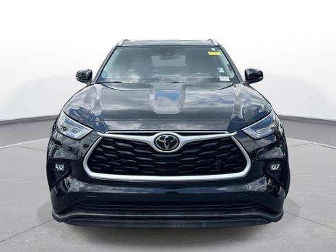 Used 2023 Toyota Highlander XLE FWD image 3