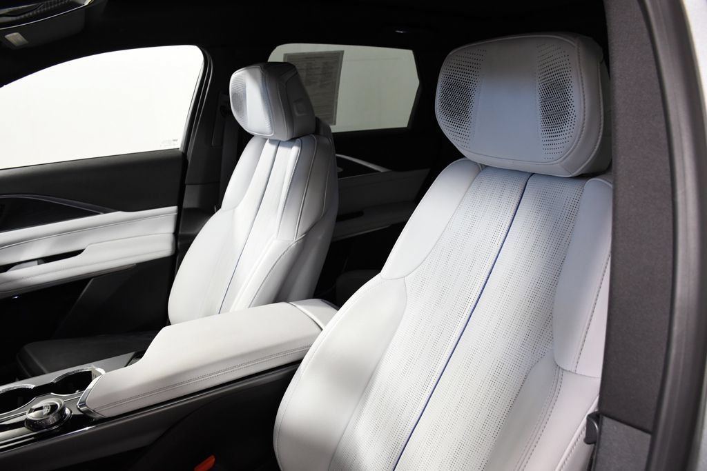 Used 2024 Cadillac Lyriq Luxury RWD image 16