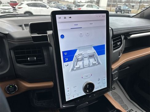 Used 2024 Ford Expedition Platinum image 19