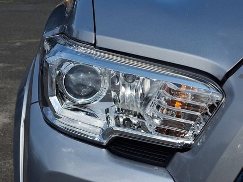 Used 2021 Toyota Tacoma SR5 AWD/4WD image 10