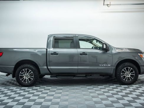 Used 2022 Nissan Titan SV w/ SV Convenience Package image 3
