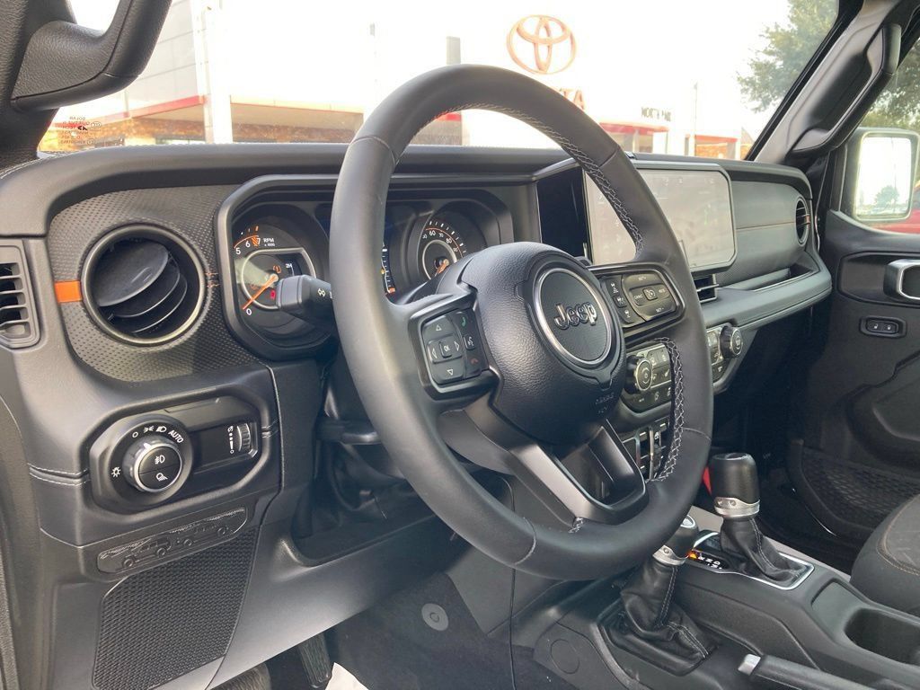 Used 2025 Jeep Gladiator Mojave w/ Convenience Group AWD/4WD image 8
