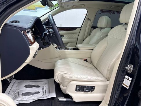 Used 2017 Bentley Bentayga image 22