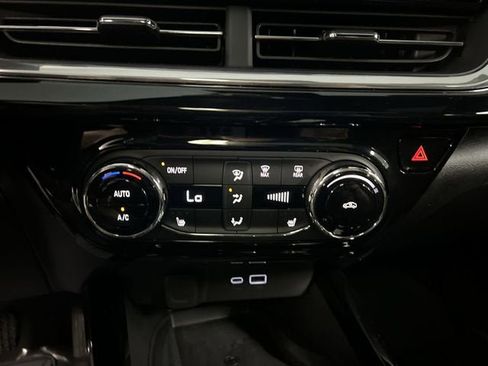 Certified 2025 Chevrolet Trax RS w/ Sunroof Package FWD image 17