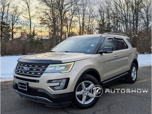 Used 2017 Ford Explorer XLT w/ Equipment Group 202A image 1
