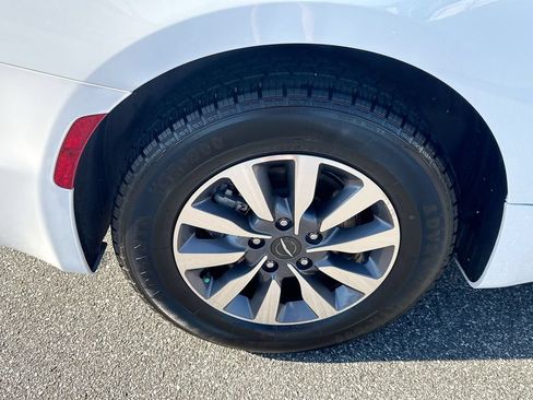 Used 2023 Chrysler Pacifica Touring-L FWD image 19