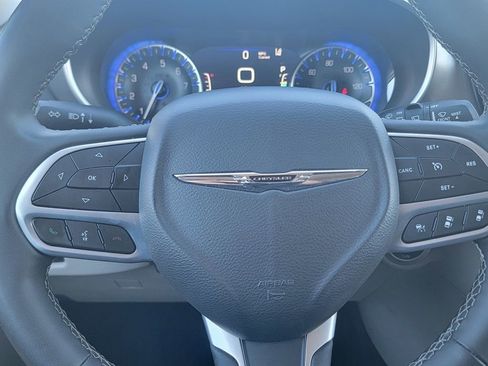 Certified 2023 Chrysler Pacifica Touring-L image 36