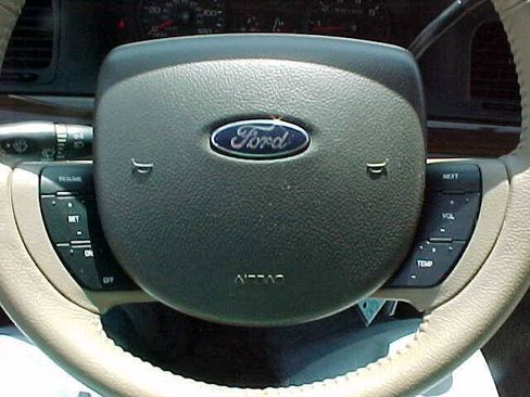 Used 2007 Ford Crown Victoria LX RWD image 35