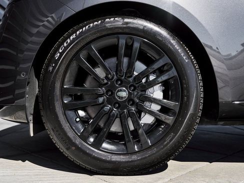 Used 2024 Land Rover Range Rover SE image 3