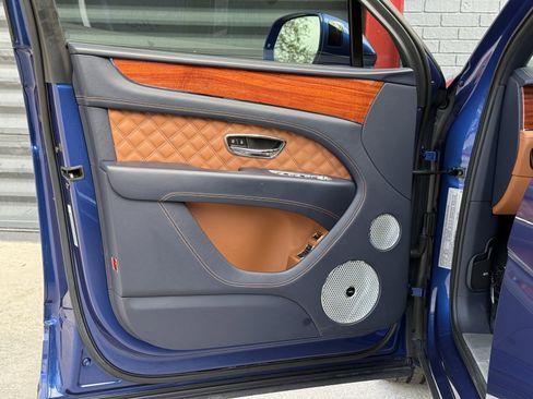 Used 2021 Bentley Bentayga V8 image 12