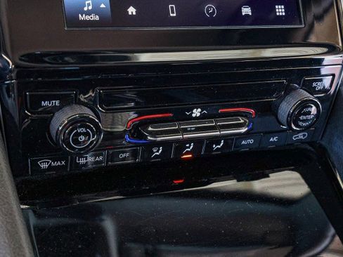 Used 2023 Jeep Grand Cherokee Laredo image 17