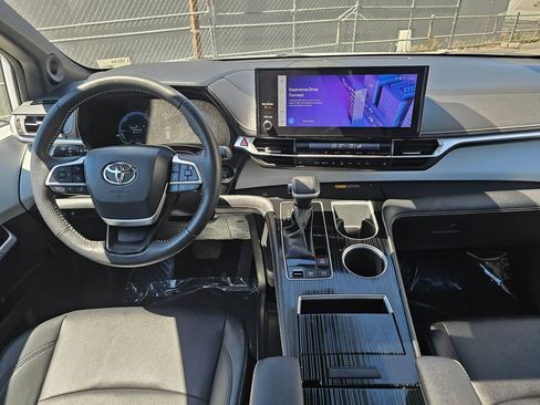 Used 2025 Toyota Sienna XSE AWD/4WD image 18