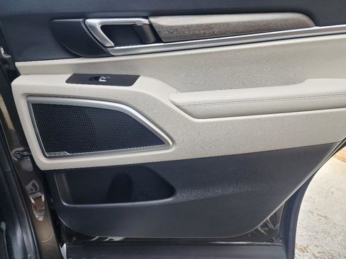 Used 2022 Kia Telluride EX image 11