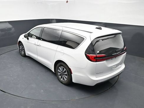 Used 2024 Chrysler Pacifica Limited FWD image 34
