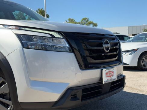 Used 2022 Nissan Pathfinder SV w/ SV Black Package image 3