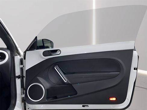 Used 2019 Volkswagen Beetle 2.0T SE image 12