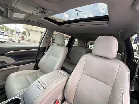 Used 2017 Toyota Highlander Limited AWD/4WD image 10