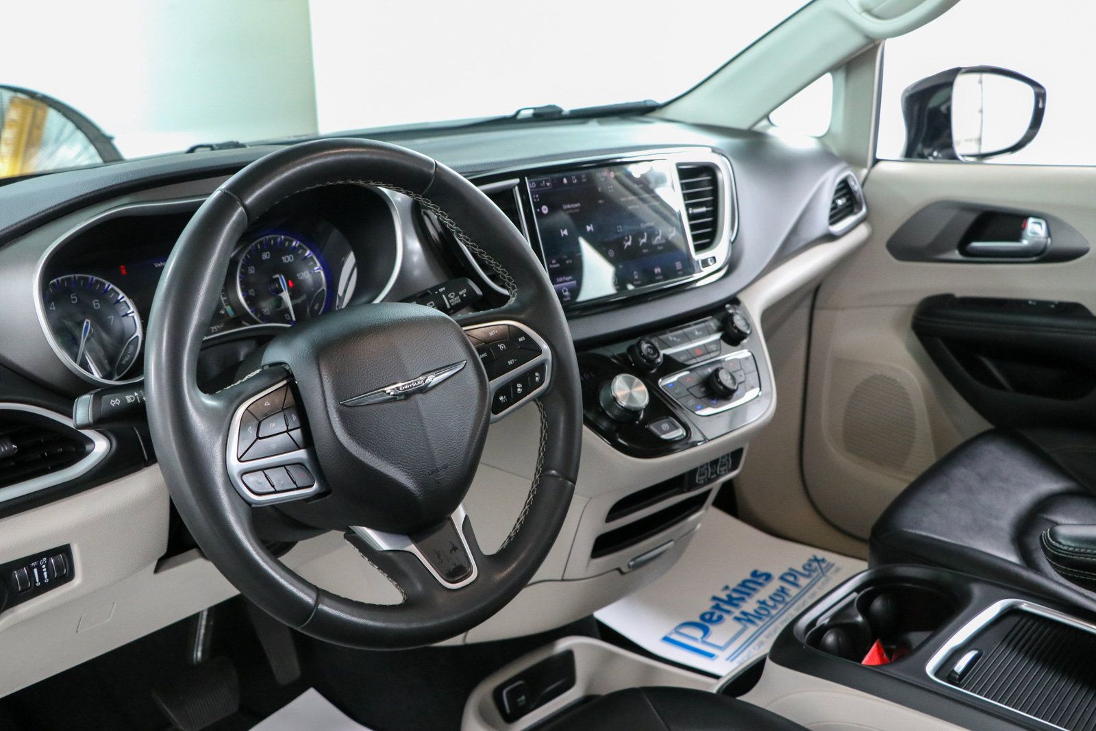 Used 2024 Chrysler Pacifica Touring-L FWD image 22
