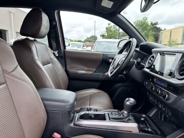 Used 2016 Toyota Tacoma Limited w/ Towing Package RWD image 10