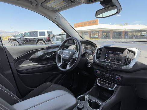 Used 2024 GMC Terrain SLE w/ Driver Convenience Package FWD image 9
