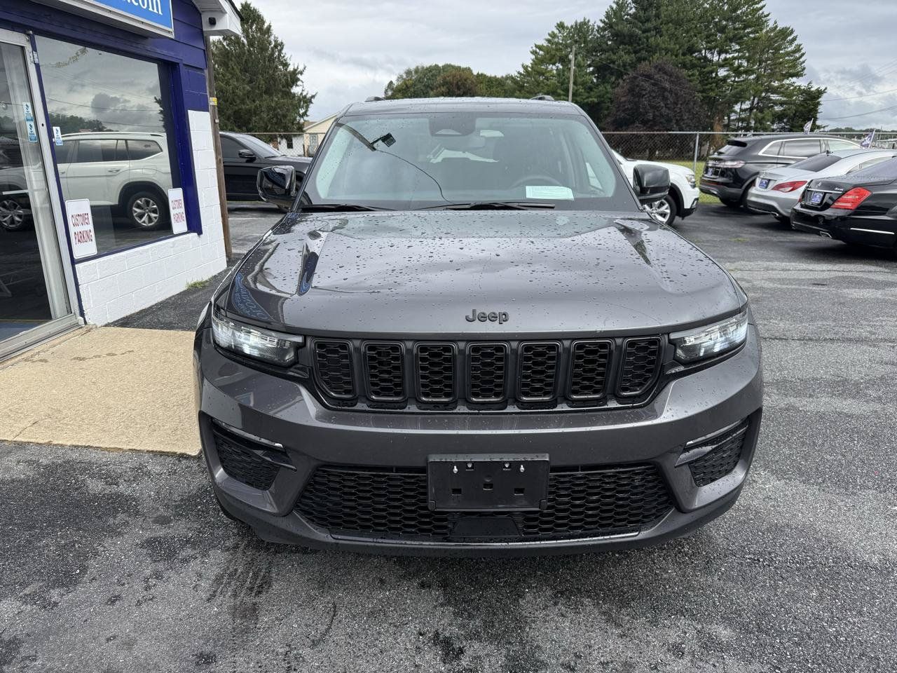 Used 2023 Jeep Grand Cherokee Limited w/ Black Appearance Package AWD/4WD image 4