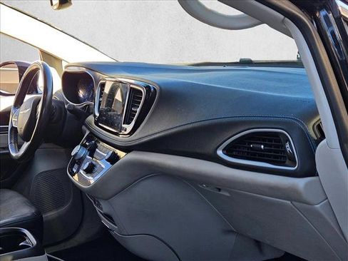 Used 2021 Chrysler Pacifica Touring-L w/ Premium & Safety Sphere Group image 24