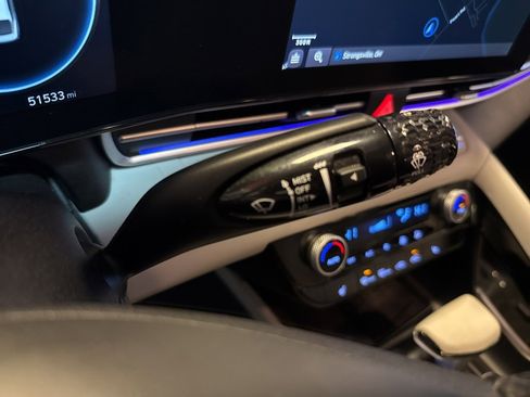 Used 2021 Hyundai Elantra Limited image 32