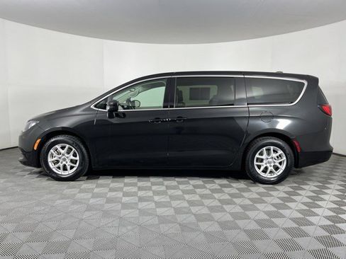 Used 2023 Chrysler Voyager LX FWD image 5