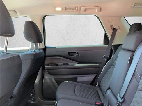 Used 2024 Nissan Pathfinder SV FWD image 16