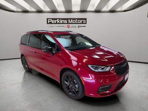 New 2026 Chrysler Pacifica Limited image 7