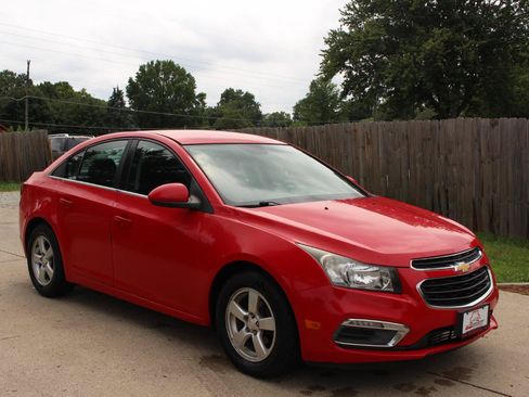 Used 2015 Chevrolet Cruze LT FWD image 2