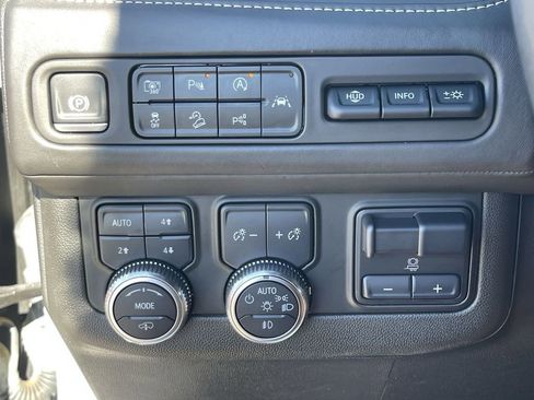 Used 2023 GMC Yukon Denali Ultimate image 18