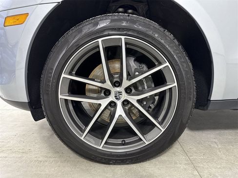 Certified 2025 Porsche Macan image 13