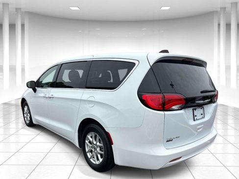 Used 2023 Chrysler Voyager LX FWD image 5