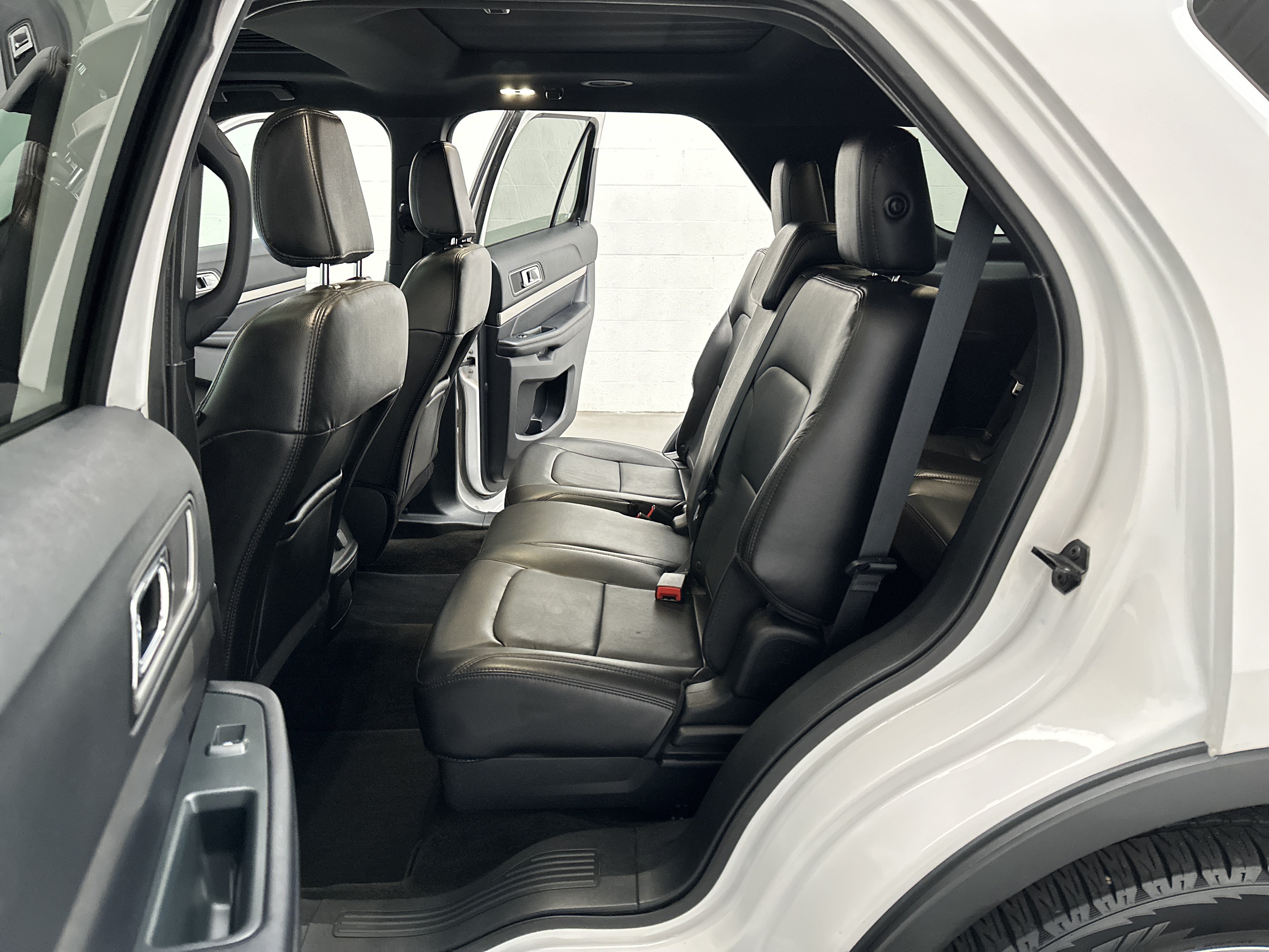 Used 2018 Ford Explorer XLT w/ Equipment Group 202A AWD/4WD image 24